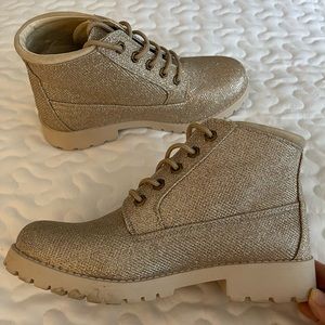 Cliffs by White Mountain gold Fleck lace up ankle boot size 8.5.
